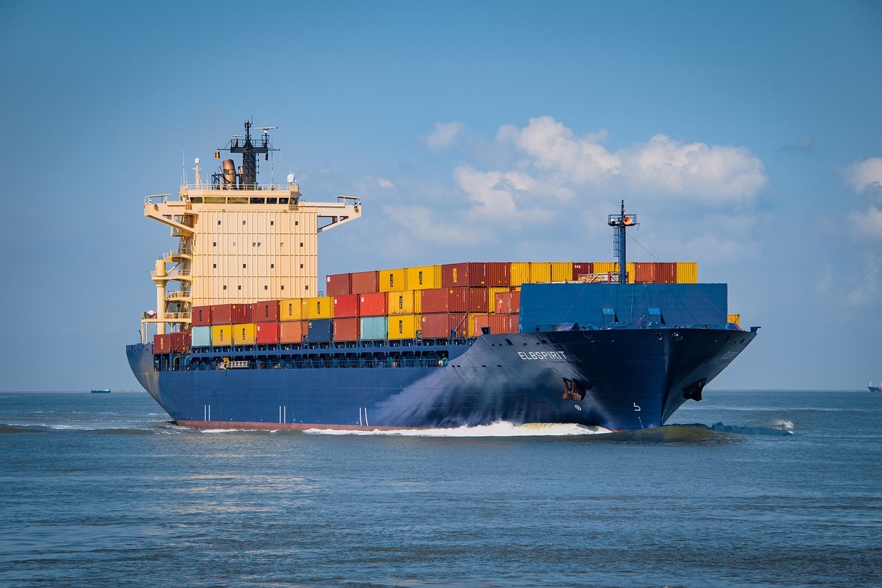 Containerschiff Elbspirit mit beladenem Deck auf offenem Wasser