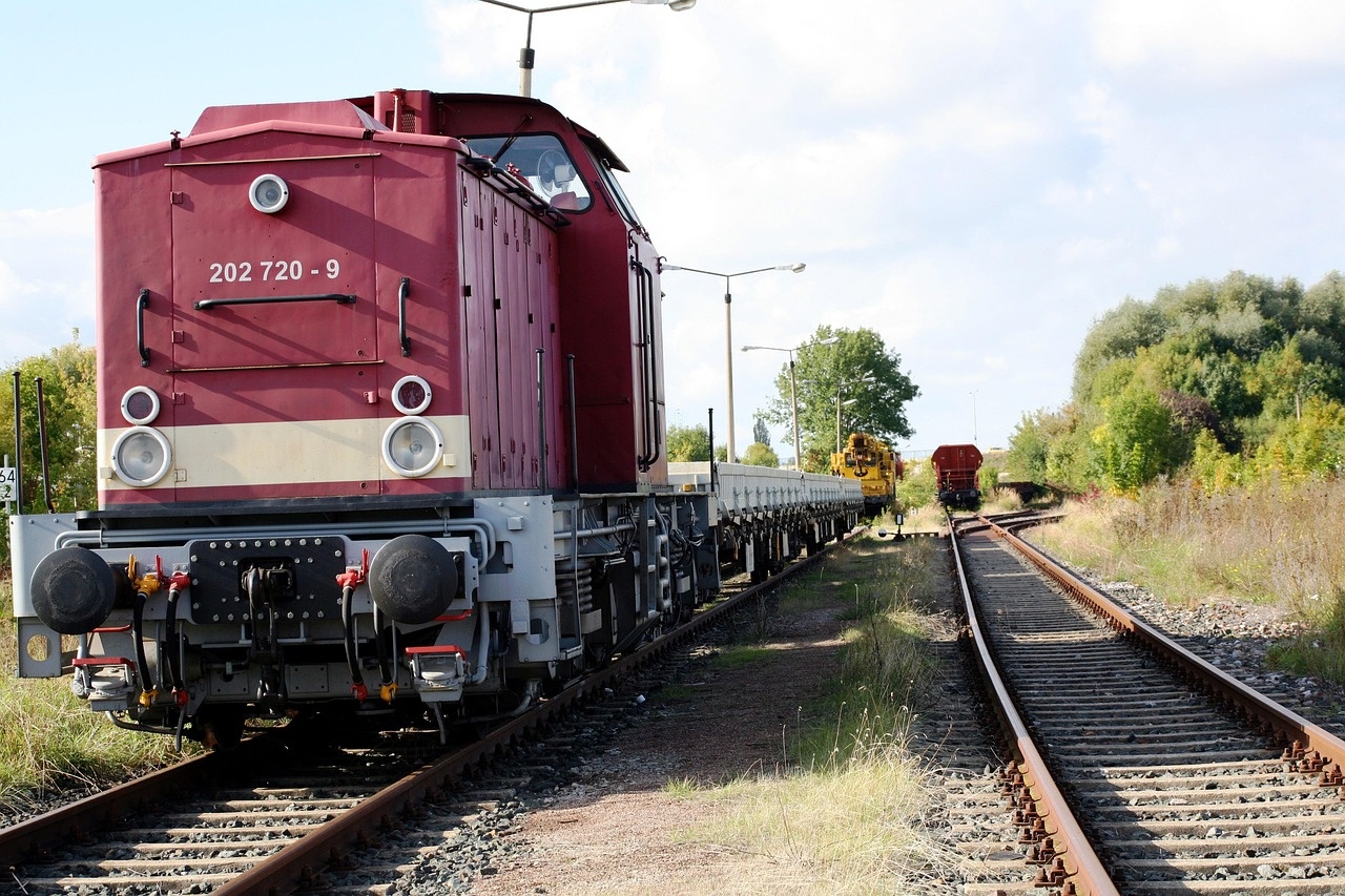 Güterzug mit Diesellokomotive auf einem Industriestammgleis im Tageslicht